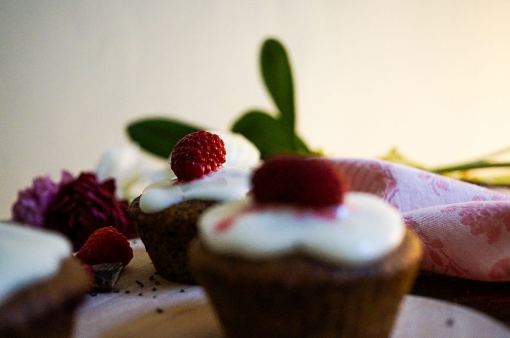 Mohn-Muffins mit Himbeerfüllung