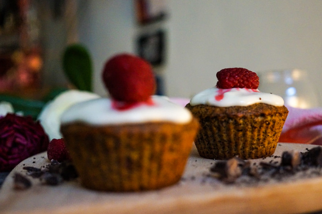 2 Mohn-Muffins mit Himbeerfüllung