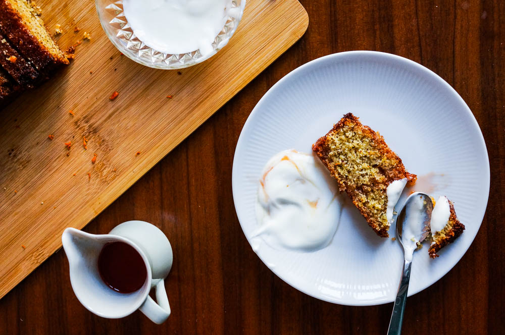 Orangen-Grieß-Kuchen Stück mit Joghurt