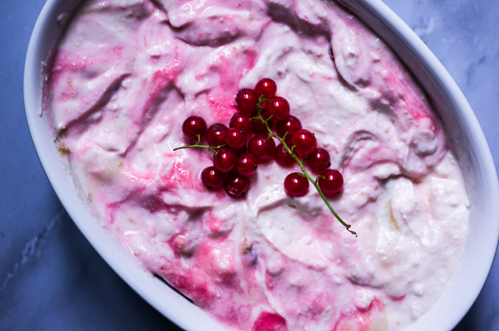 Ribisel Löffeldessert mit Ribiselrispe von oben