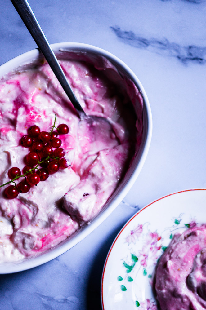 Ribisel Löffeldessert mit Ribiselrispe und Teller