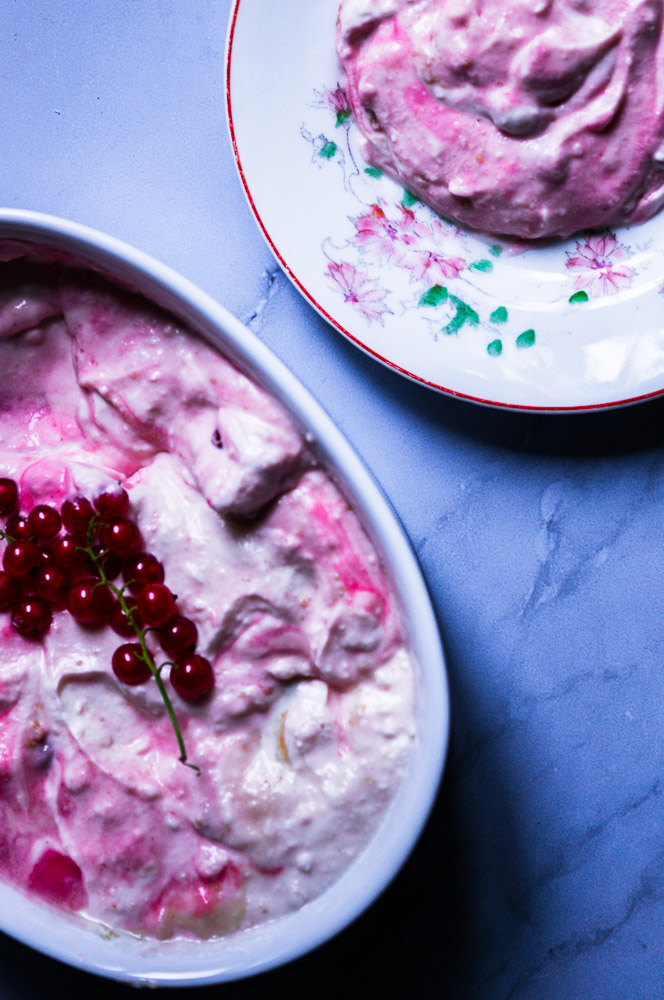 Ribisel Löffeldessert mit Ribiselrispe und Teller