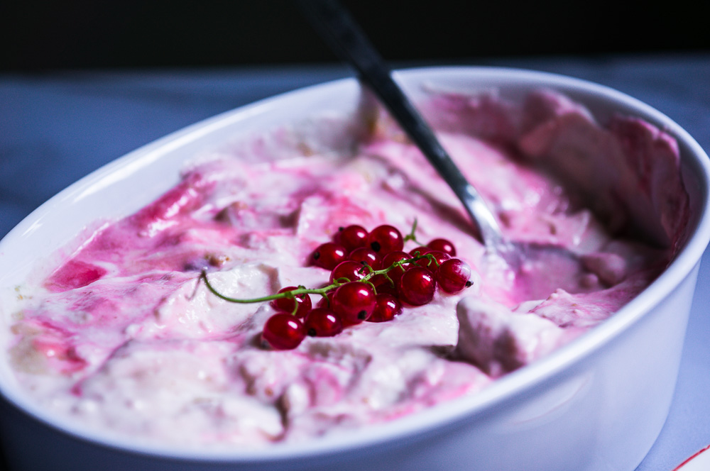 Ribisel Löffeldessert mit Ribiselrispe