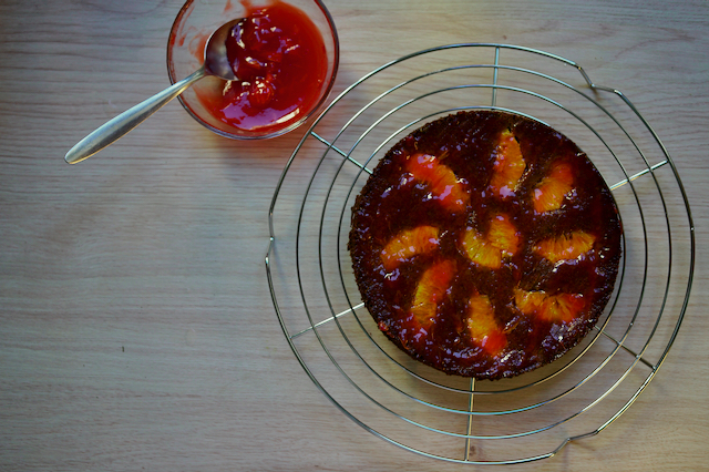 Blutorangenkuchen mit Marmelade von oben gesehen