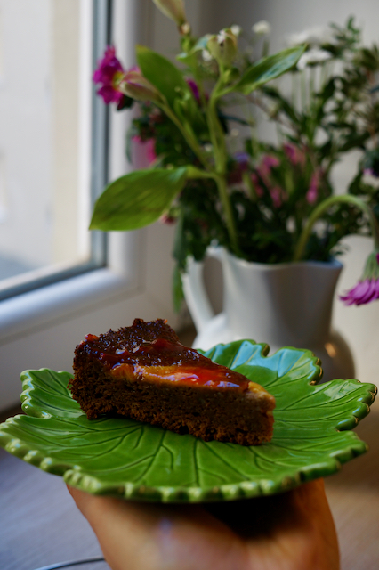 Ein Stück Blutorangenkuchen auf grünem Teller