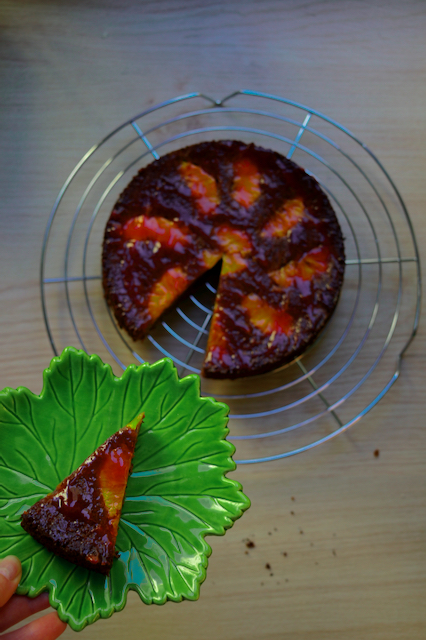 Ein Stück Blutorangenkuchen von oben mit Kuchen im Hintergrund