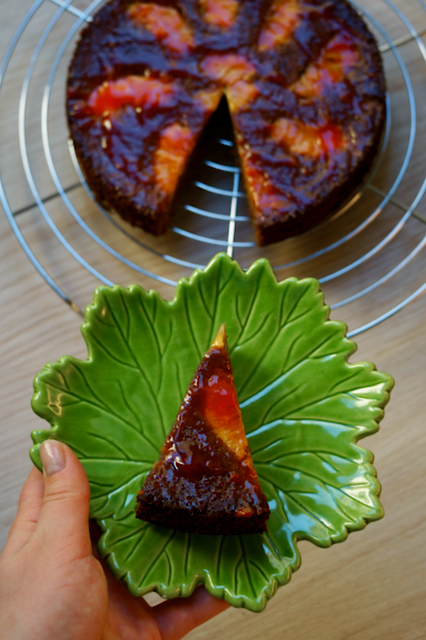 Ein Stück Kuchen von oben mit Kuchen im Hintergrund auf grünem Teller