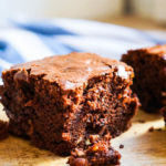 Brownies Stück mit Krümel